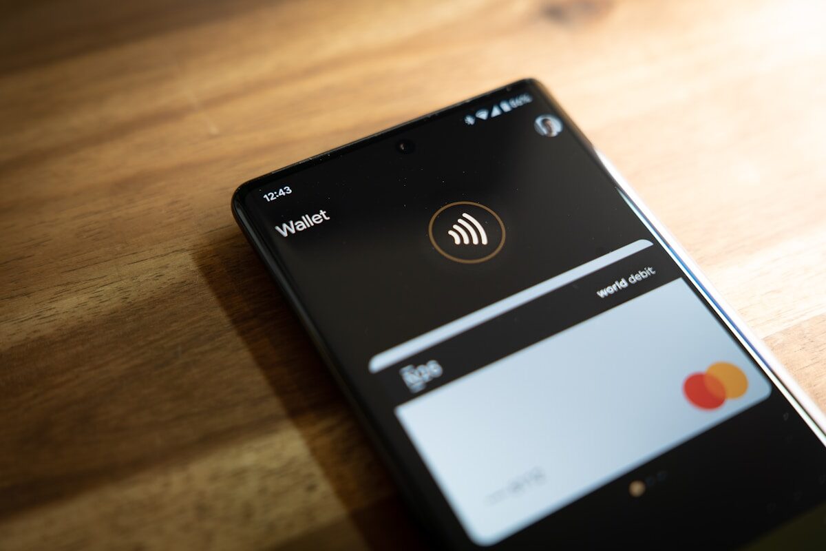 Google Wallet a black cell phone